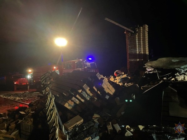 Автомобиль столкнулся с кирпичной стелой «Столин» Автомобиль столкнулся с кирпичной стелой «Столин»