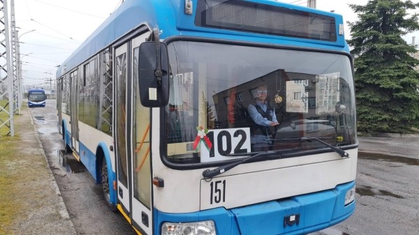 В Бресте в канун международного женского дня на линию стал выходить тематический праздничный троллейбус В Бресте в канун международного женского дня на линию стал выходить тематический праздничный троллейбус