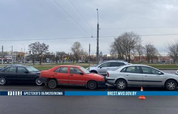 В Бресте собрался «паровозик» из трёх авто В Бресте собрался «паровозик» из трёх авто