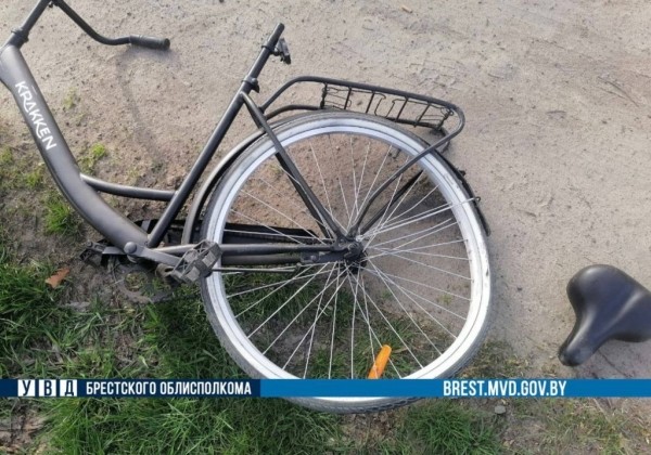 В Бресте таксист сбил велосипедиста. Фото с места ДТП В Бресте таксист сбил велосипедиста. Фото с места ДТП