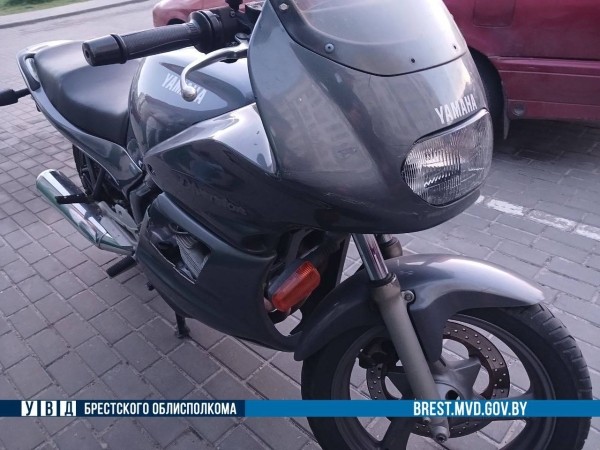 В Бресте бесправник на мотоцикле врезался в припаркованный микроавтобус. Подробности и видео В Бресте бесправник на мотоцикле врезался в припаркованный микроавтобус. Подробности и видео