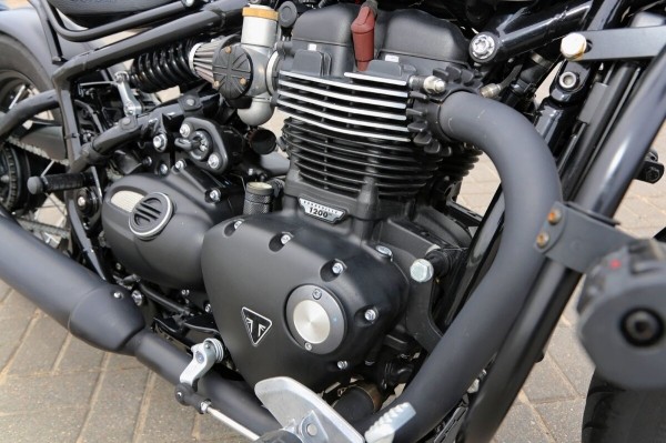 «В замок зажигания впихнули ключ от шкафа». Белорус про Triumph Bonneville Bobber из Америки «В замок зажигания впихнули ключ от шкафа». Белорус про Triumph Bonneville Bobber из Америки