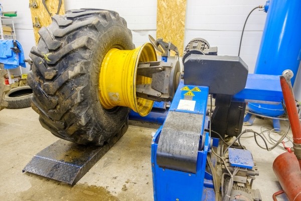 Белорус в агрогородке продаёт шины для грузовиков — прибыльно? Белорус в агрогородке продаёт шины для грузовиков — прибыльно?