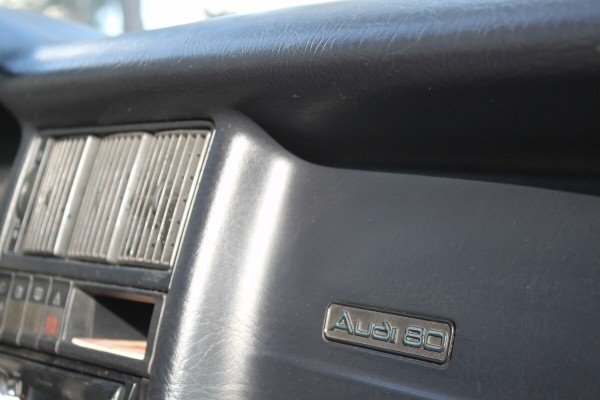 19-летний студент за год проехал более 40 000 км на отцовской Audi 80. А затем купил себе такую же! 19-летний студент за год проехал более 40 000 км на отцовской Audi 80. А затем купил себе такую же!