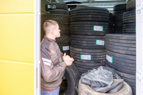 Белорус в агрогородке продаёт шины для грузовиков — прибыльно? Белорус в агрогородке продаёт шины для грузовиков — прибыльно?