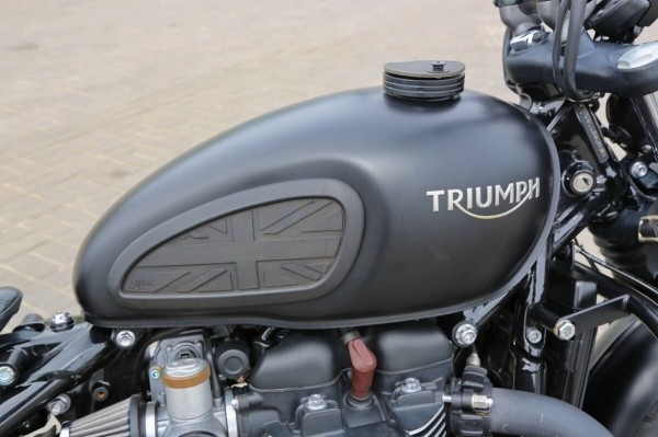 «В замок зажигания впихнули ключ от шкафа». Белорус про Triumph Bonneville Bobber из Америки «В замок зажигания впихнули ключ от шкафа». Белорус про Triumph Bonneville Bobber из Америки