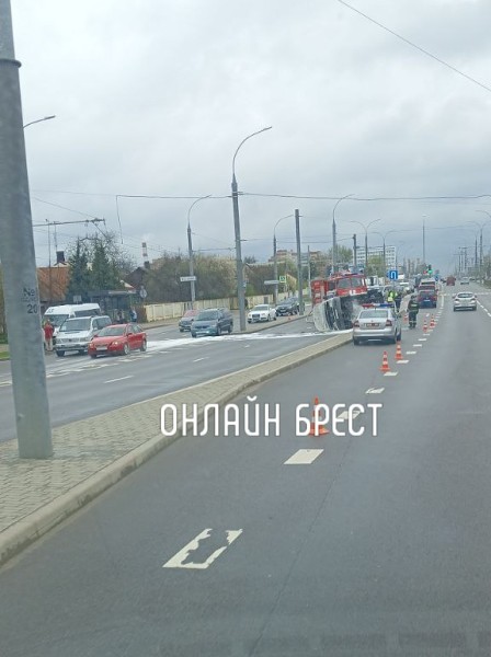 В Бресте возле Кобринского моста перевернулась маршрутка. Первые минуты после ДТП В Бресте возле Кобринского моста перевернулась маршрутка. Первые минуты после ДТП