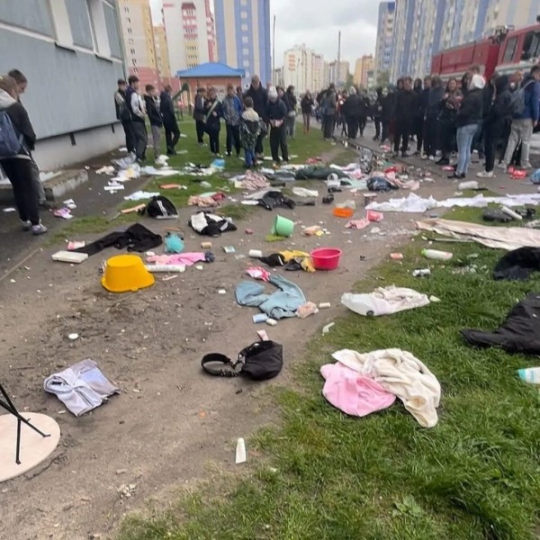 В Сети завирусился ролик, как в Пинске из окон многоэтажки вылетают вещи В Сети завирусился ролик, как в Пинске из окон многоэтажки вылетают вещи