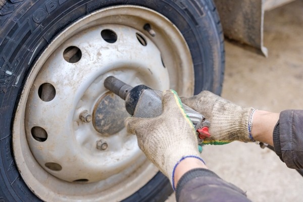 Белорус в агрогородке продаёт шины для грузовиков — прибыльно? Белорус в агрогородке продаёт шины для грузовиков — прибыльно?