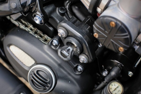 «В замок зажигания впихнули ключ от шкафа». Белорус про Triumph Bonneville Bobber из Америки «В замок зажигания впихнули ключ от шкафа». Белорус про Triumph Bonneville Bobber из Америки