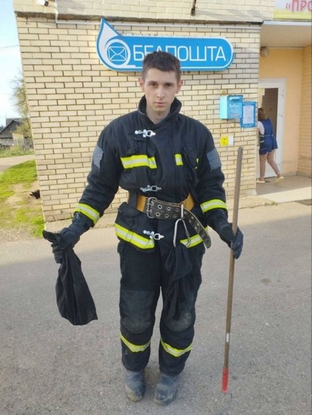 Змею на крыльце магазина ловили спасатели в Ляховичском районе Змею на крыльце магазина ловили спасатели в Ляховичском районе