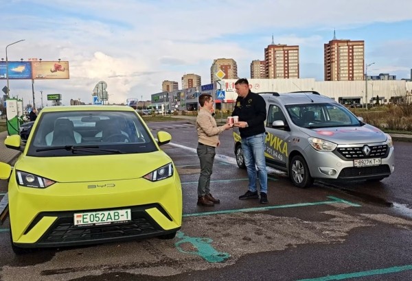 ДВС против электромобиля: брестчане устроили юморной батл ДВС против электромобиля: брестчане устроили юморной батл