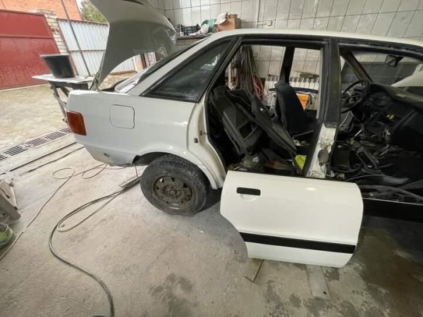 19-летний студент за год проехал более 40 000 км на отцовской Audi 80. А затем купил себе такую же! 19-летний студент за год проехал более 40 000 км на отцовской Audi 80. А затем купил себе такую же!