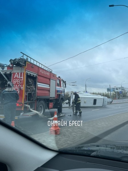 В Бресте возле Кобринского моста перевернулась маршрутка. Первые минуты после ДТП В Бресте возле Кобринского моста перевернулась маршрутка. Первые минуты после ДТП