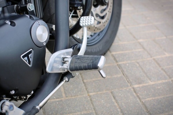 «В замок зажигания впихнули ключ от шкафа». Белорус про Triumph Bonneville Bobber из Америки «В замок зажигания впихнули ключ от шкафа». Белорус про Triumph Bonneville Bobber из Америки