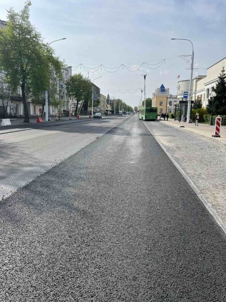 В Бресте на ул. Ленина уложили часть нового асфальтового покрытия В Бресте на ул. Ленина уложили часть нового асфальтового покрытия