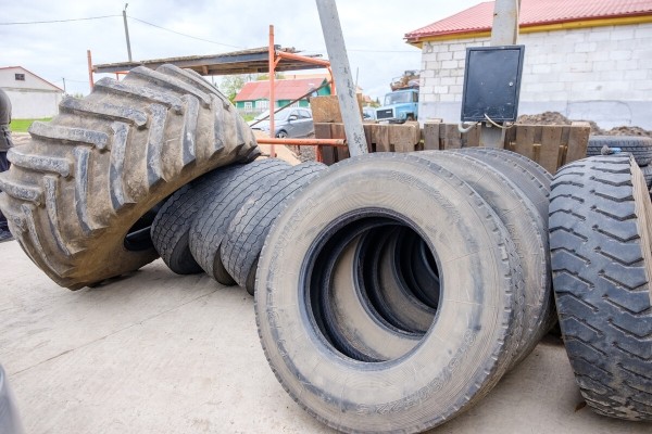 Белорус в агрогородке продаёт шины для грузовиков — прибыльно? Белорус в агрогородке продаёт шины для грузовиков — прибыльно?