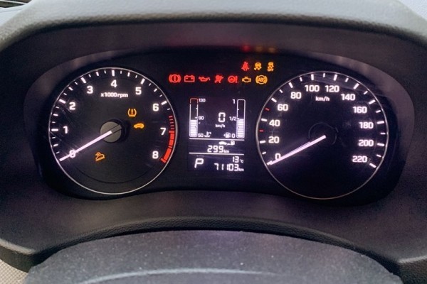 Увидев эту лампочку на приборной панели, нужно срочно глушить мотор, предупредил автоэксперт