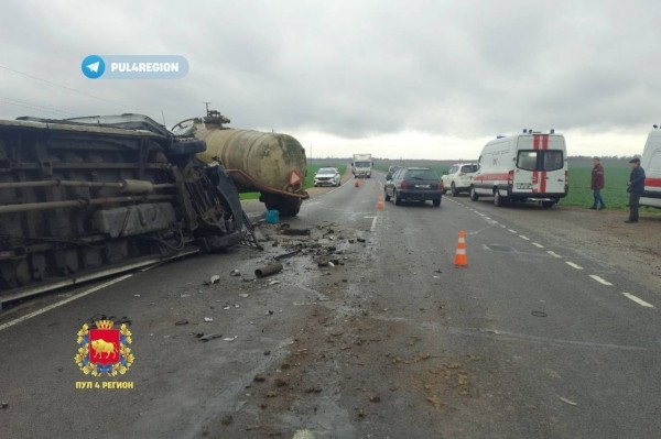 Маршрутка ехала из Бреста в Гродно и столкнулась с трактором. 10 человек в больнице, двое из них — подростки Маршрутка ехала из Бреста в Гродно и столкнулась с трактором. 10 человек в больнице, двое из них — подростки