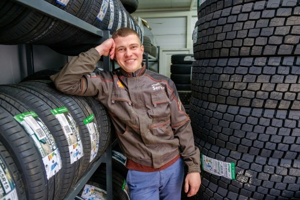 Белорус в агрогородке продаёт шины для грузовиков — прибыльно? Белорус в агрогородке продаёт шины для грузовиков — прибыльно?