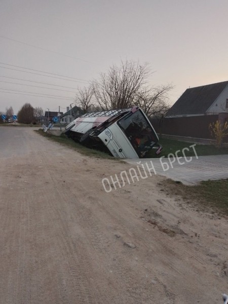 В Кобрине автобус опрокинулся в канаву. Стали известны подробности В Кобрине автобус опрокинулся в канаву. Стали известны подробности