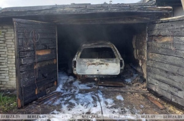 В Белоозерске сгорел автомобиль В Белоозерске сгорел автомобиль