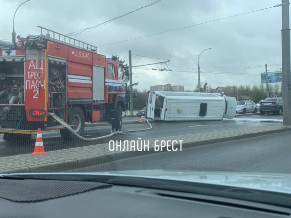 В Бресте возле Кобринского моста перевернулась маршрутка. Первые минуты после ДТП В Бресте возле Кобринского моста перевернулась маршрутка. Первые минуты после ДТП