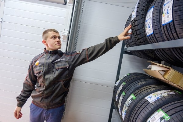 Белорус в агрогородке продаёт шины для грузовиков — прибыльно? Белорус в агрогородке продаёт шины для грузовиков — прибыльно?