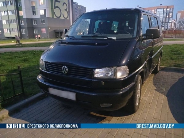 В Бресте бесправник на мотоцикле врезался в припаркованный микроавтобус. Подробности и видео В Бресте бесправник на мотоцикле врезался в припаркованный микроавтобус. Подробности и видео