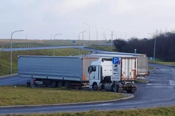 Водителю сказали отвезти в Россию одежду, а оказалось, загрузили контрабанду на миллион Водителю сказали отвезти в Россию одежду, а оказалось, загрузили контрабанду на миллион