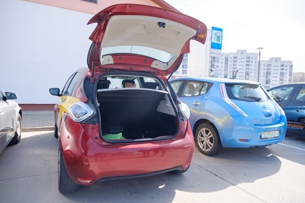 «С одного такси можно заработать 8 000 рублей». Владельцы Renault Zoe рассказали о выгоде «электричек» «С одного такси можно заработать 8 000 рублей». Владельцы Renault Zoe рассказали о выгоде «электричек»