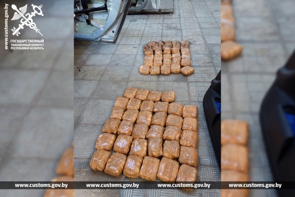 Белорусские таможенники распотрошили AUDI литовца. Что нашли? Белорусские таможенники распотрошили AUDI литовца. Что нашли?