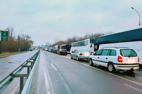 Рейсовые автобусы в Польшу опаздывают более чем на 12 часов. Что о ситуации думают пассажиры? Рейсовые автобусы в Польшу опаздывают более чем на 12 часов. Что о ситуации думают пассажиры?