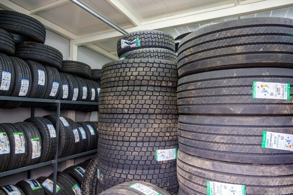 Белорус в агрогородке продаёт шины для грузовиков — прибыльно? Белорус в агрогородке продаёт шины для грузовиков — прибыльно?