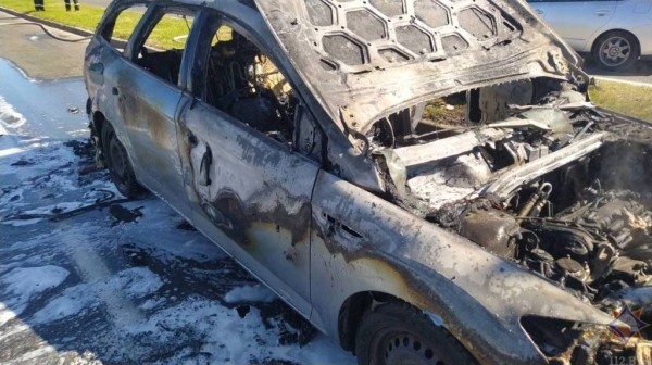Появились фото автомобиля, который горел на проспекте Республики в Бресте Появились фото автомобиля, который горел на проспекте Республики в Бресте