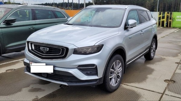 «То жучок, то ржавчинка!» Белорус купил новый Geely Atlas Pro и не выезжает из сервиса. Завод: «Дефекты связаны с условиями эксплуатации»