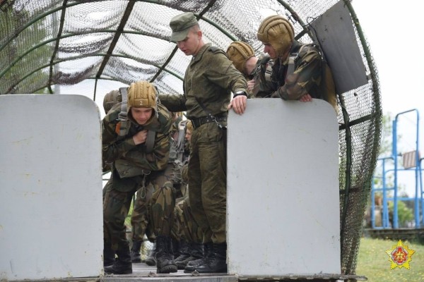 Новобранцы 38-ой Брестской бригады готовятся к своему первому прыжку с парашютом Новобранцы 38-ой Брестской бригады готовятся к своему первому прыжку с парашютом
