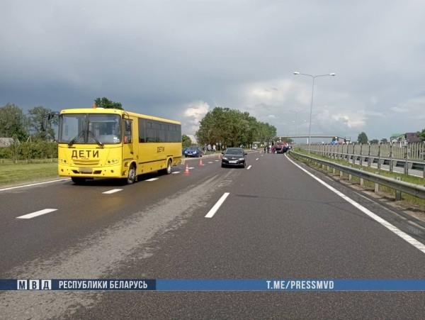 BMW cтолкнулся со школьным автобусом. Водитель легковушки погиб на месте BMW cтолкнулся со школьным автобусом. Водитель легковушки погиб на месте