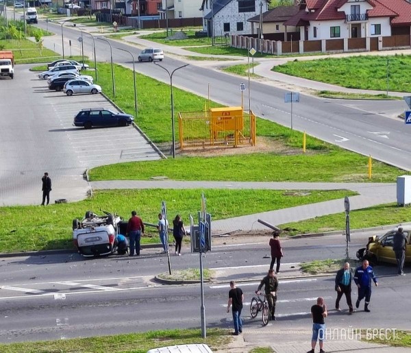 В Дрогичине автомобиль Peugeot оказался на крыше. Вот как это произошло В Дрогичине автомобиль Peugeot оказался на крыше. Вот как это произошло
