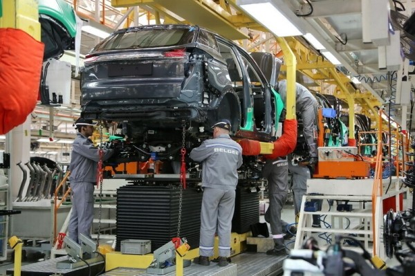 «То жучок, то ржавчинка!» Белорус купил новый Geely Atlas Pro и не выезжает из сервиса. Завод: «Дефекты связаны с условиями эксплуатации»