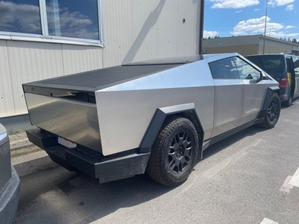 Два Tesla Cybertruck не смогли попасть в Беларусь из Литвы. Вот в чём дело Два Tesla Cybertruck не смогли попасть в Беларусь из Литвы. Вот в чём дело
