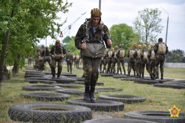 Новобранцы 38-ой Брестской бригады готовятся к своему первому прыжку с парашютом Новобранцы 38-ой Брестской бригады готовятся к своему первому прыжку с парашютом