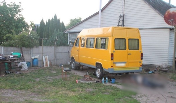 В Беларуси мужчину насмерть придавило машиной во время ремонта В Беларуси мужчину насмерть придавило машиной во время ремонта