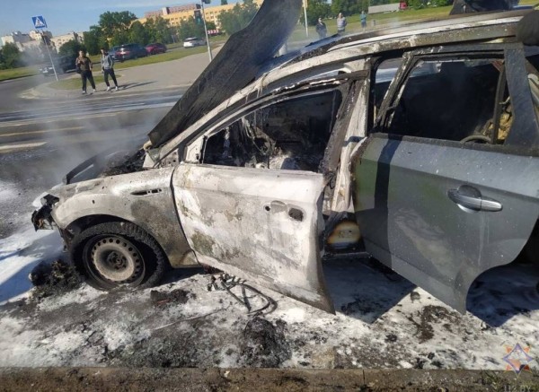 Появились фото автомобиля, который горел на проспекте Республики в Бресте Появились фото автомобиля, который горел на проспекте Республики в Бресте