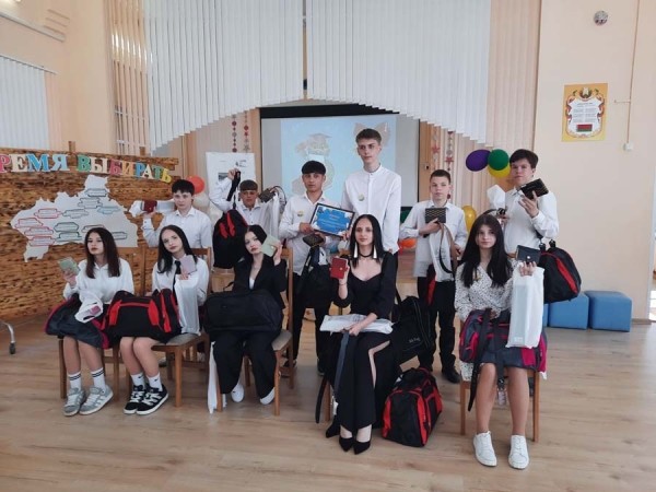 В Дивинском детском доме провели выпускников &mdash; 11 воспитанников теперь будут строить свою жизнь самостоятельно