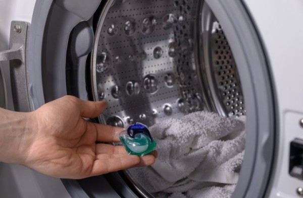 Многие люди неправильно используют капсулы для стирки. Последствия могут быть серьезными