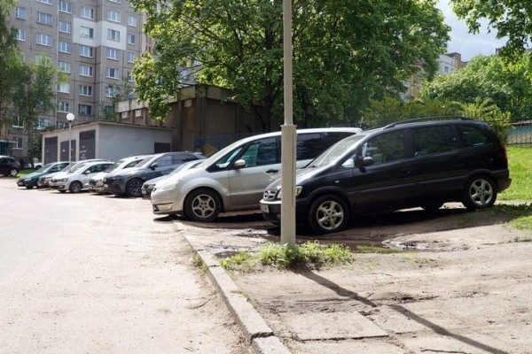 21-летняя девушка поругалась с парнем и повредила восемь припаркованных автомобилей 21-летняя девушка поругалась с парнем и повредила восемь припаркованных автомобилей