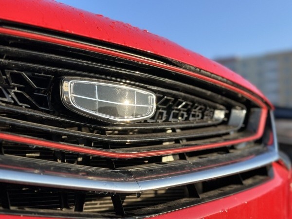 «То жучок, то ржавчинка!» Белорус купил новый Geely Atlas Pro и не выезжает из сервиса. Завод: «Дефекты связаны с условиями эксплуатации»