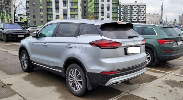 «То жучок, то ржавчинка!» Белорус купил новый Geely Atlas Pro и не выезжает из сервиса. Завод: «Дефекты связаны с условиями эксплуатации»