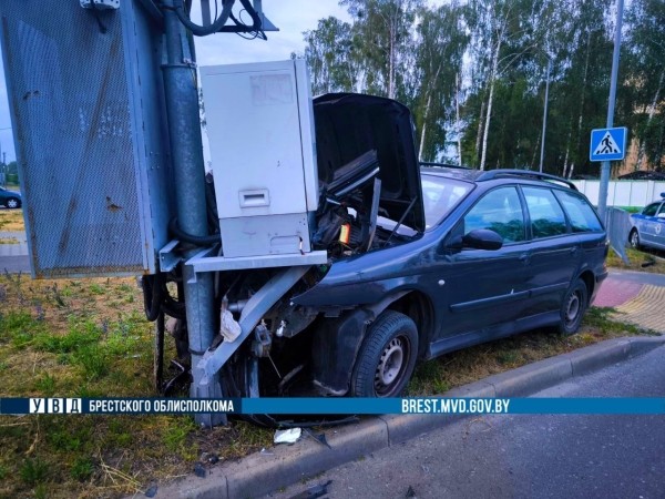 В Бресте пьяный водитель врезался в световую опору В Бресте пьяный водитель врезался в световую опору